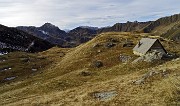 54 Vista sulla Baita Pianadei e verso la conca di S. Simone